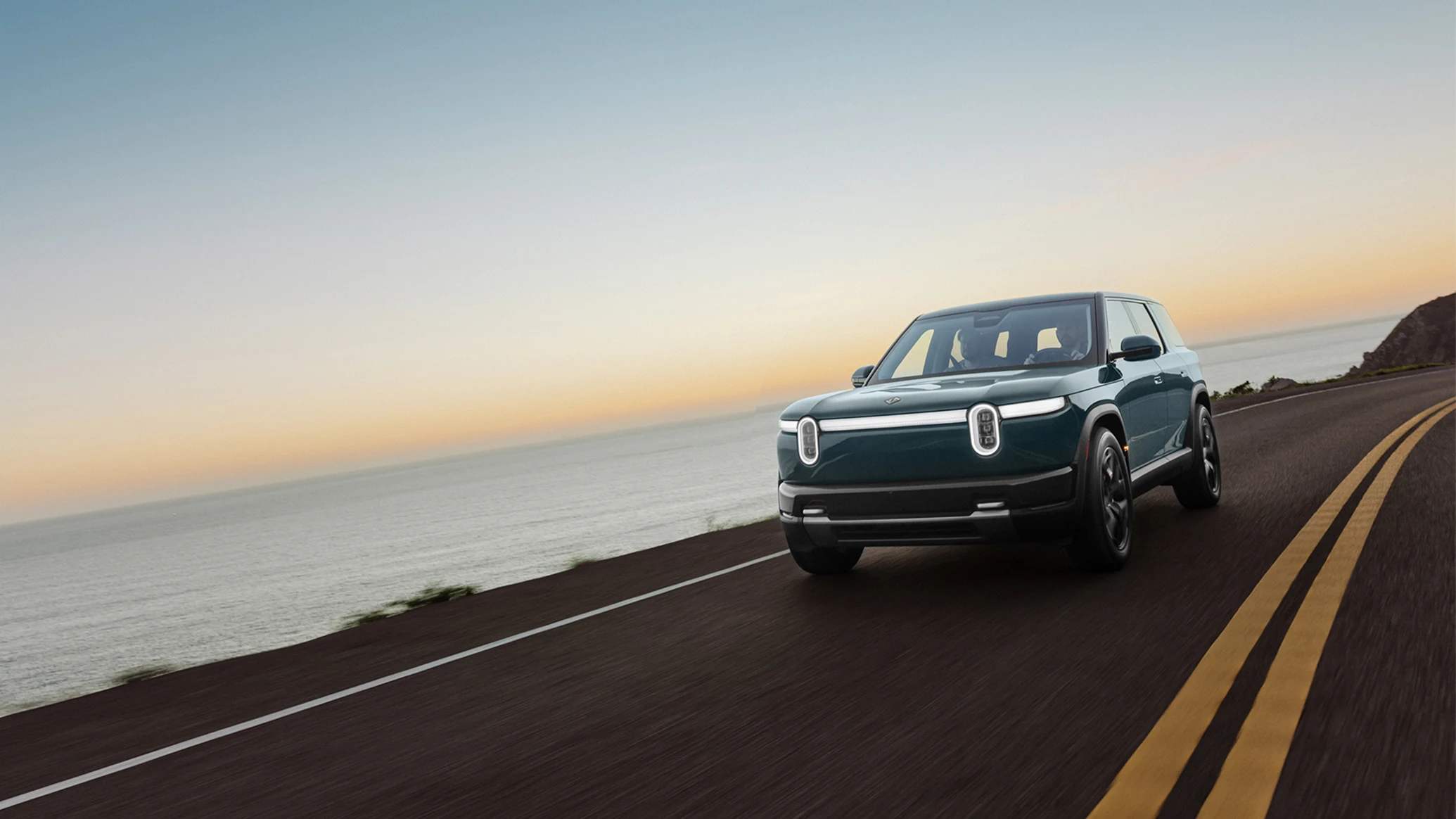 Des mains s'échangent de la paperasse