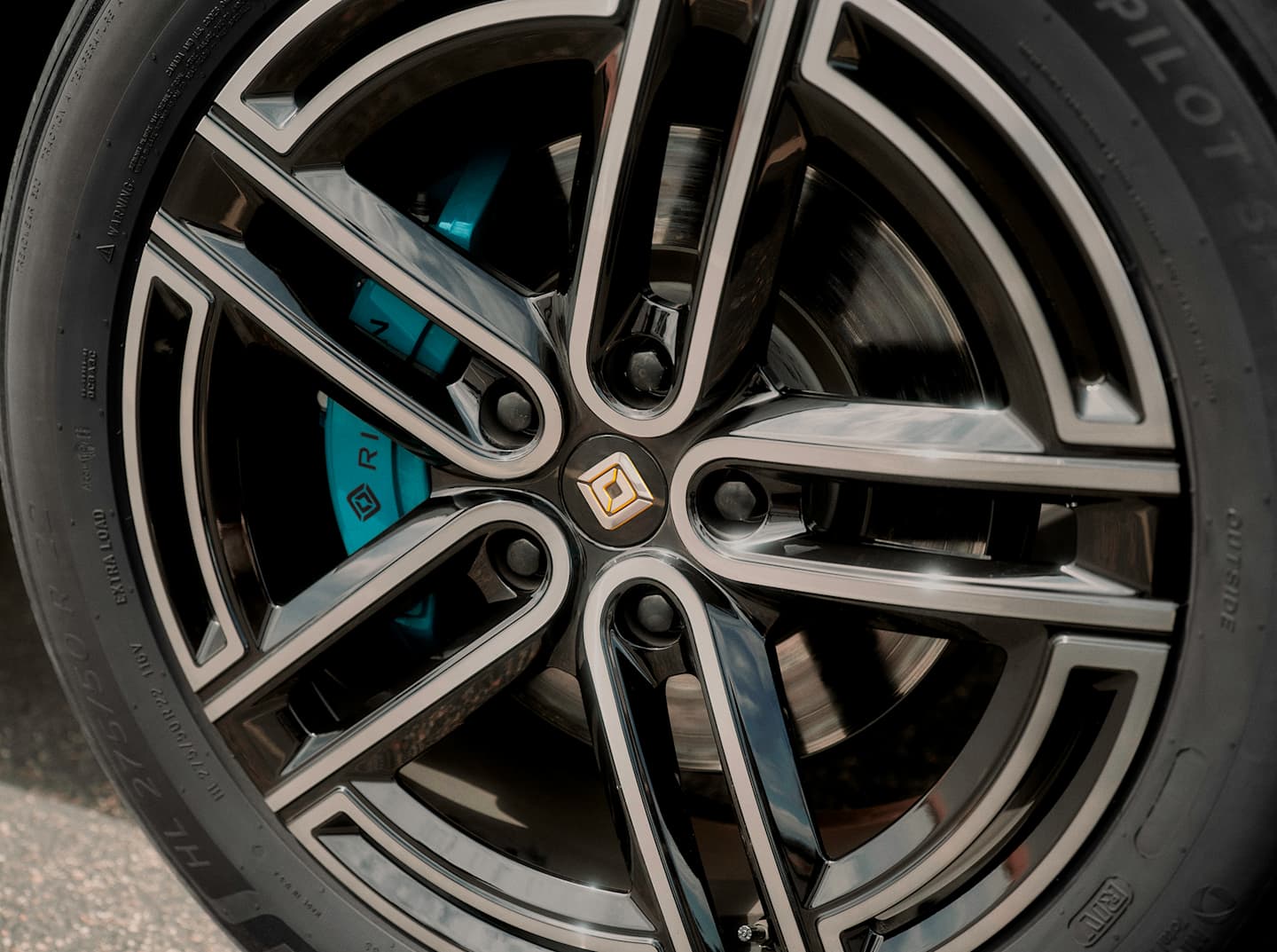 Les roues d'un véhicule électrique à quatre moteurs Rivian. Les roues 22 pouces Super sport comprennent des étiers Bleu Laguna, une exclusivité des enjoliveurs du Quad.