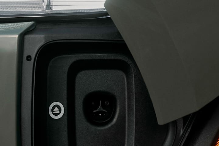 Le port de recharge d'un véhicule électrique à quatre moteurs Rivian. Le port prend en charge la recharge NACS.