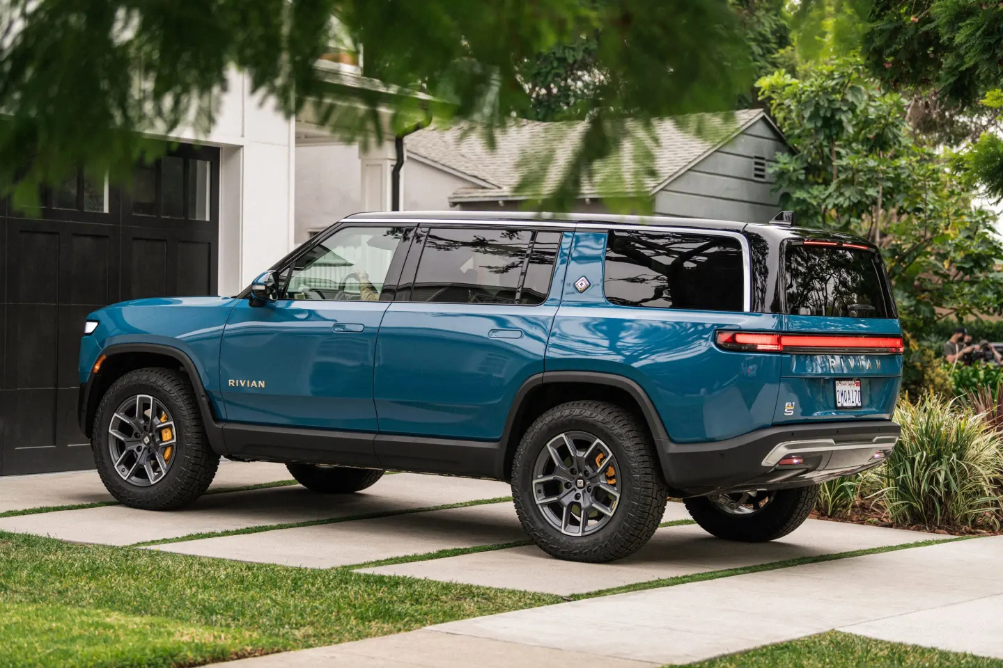 Rivian Does R1S have rear roof flow control air channel like R1T? {filename}