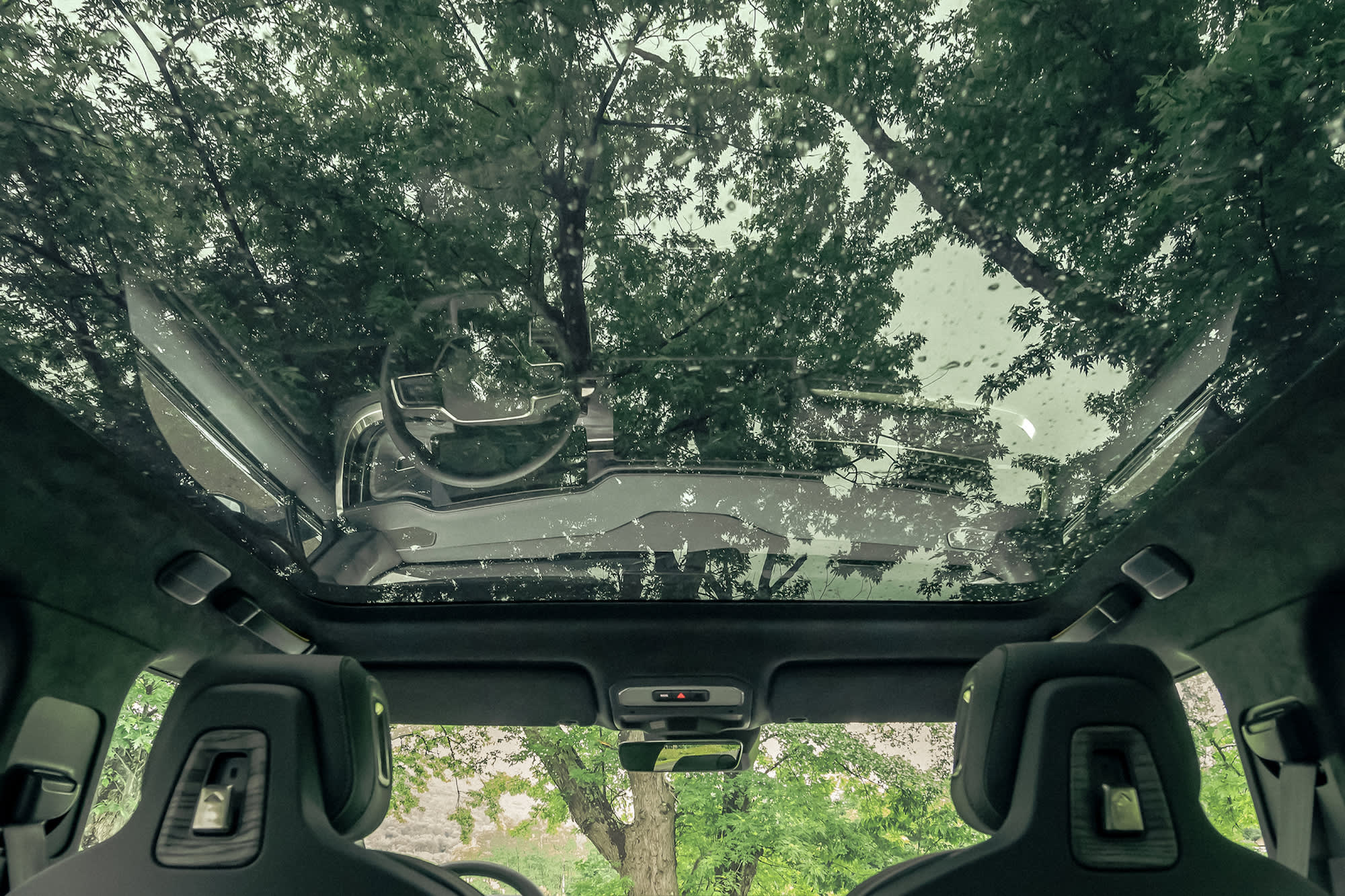 rivian-com/r1t/r1t-experience-panoramic_roof_asq3md