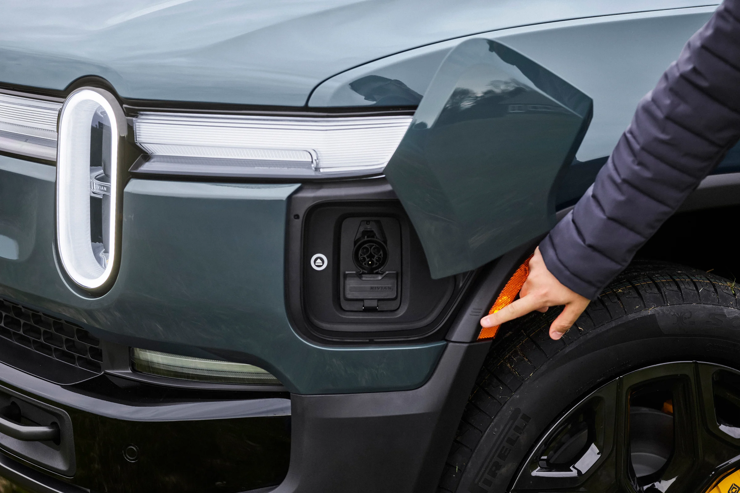 Conheça o R1S um SUV totalmente elétrico de 7 lugares, criado para criar memórias.