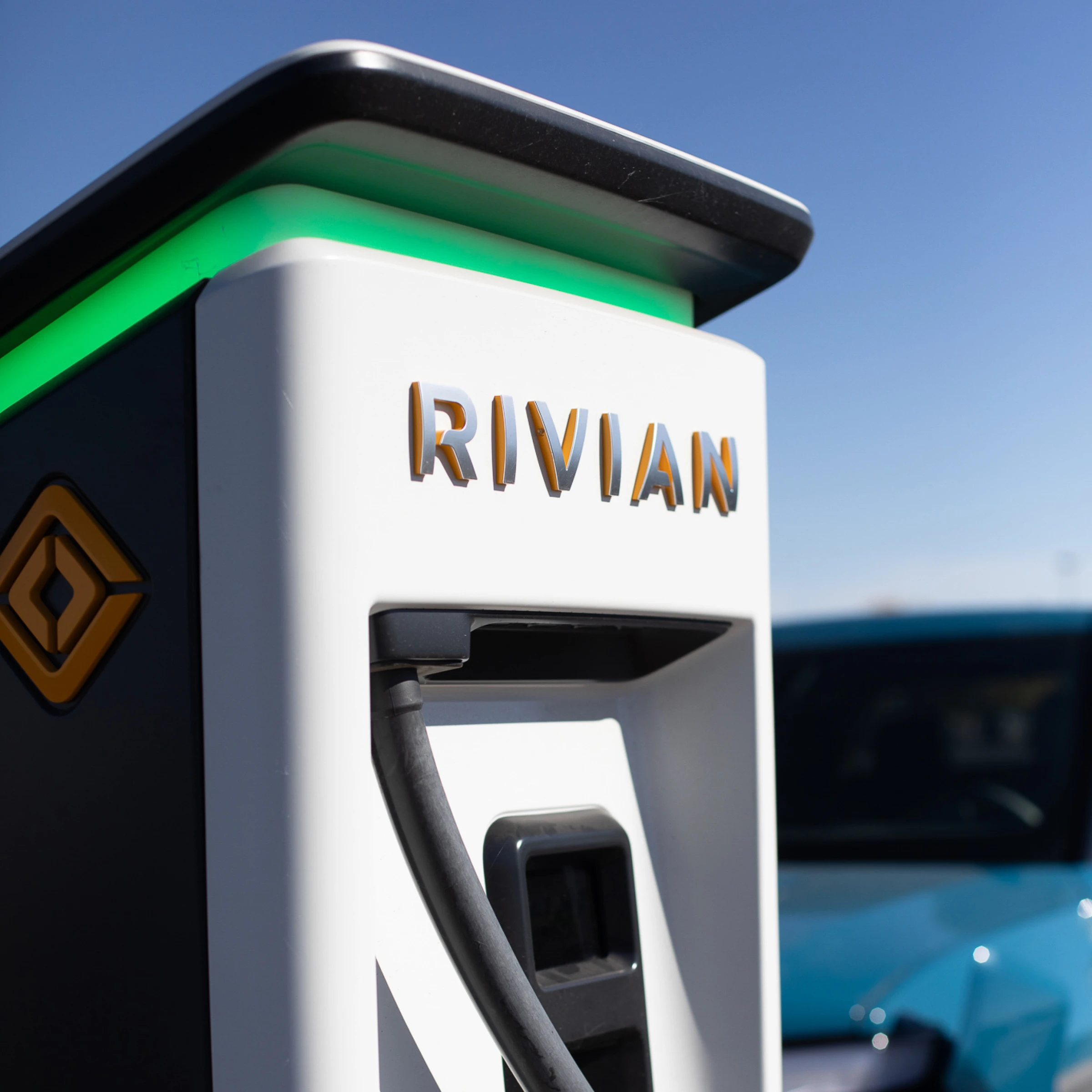 Conheça o R1S um SUV totalmente elétrico de 7 lugares, criado para criar memórias.