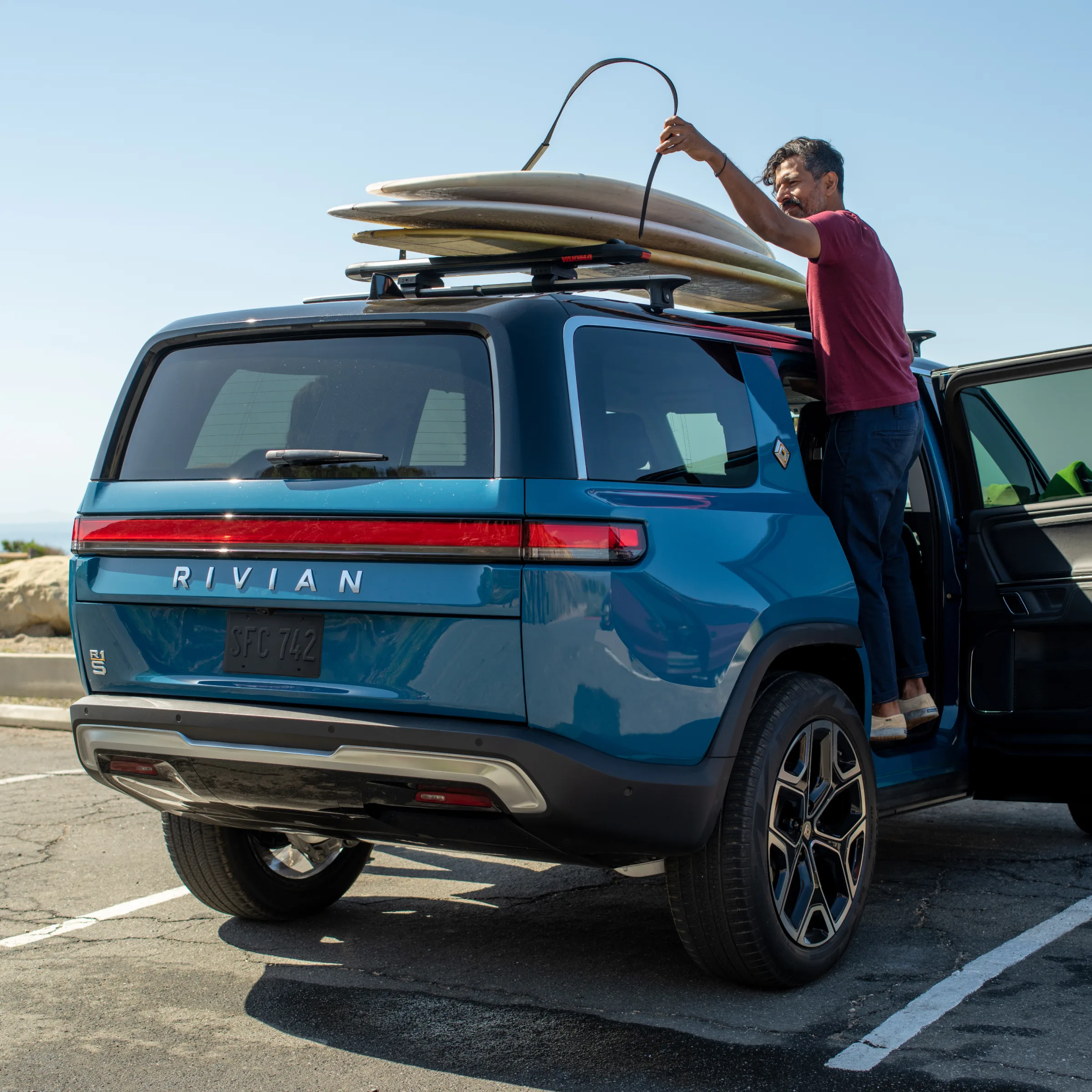 Conheça o R1S um SUV totalmente elétrico de 7 lugares, criado para criar memórias.