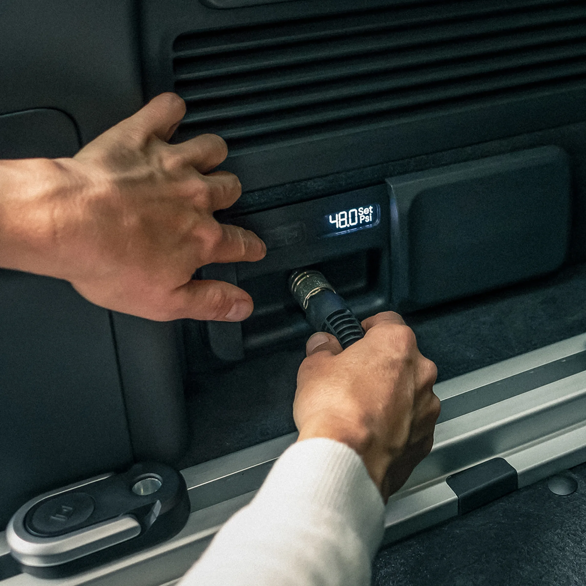 Conheça o R1S um SUV totalmente elétrico de 7 lugares, criado para criar memórias.